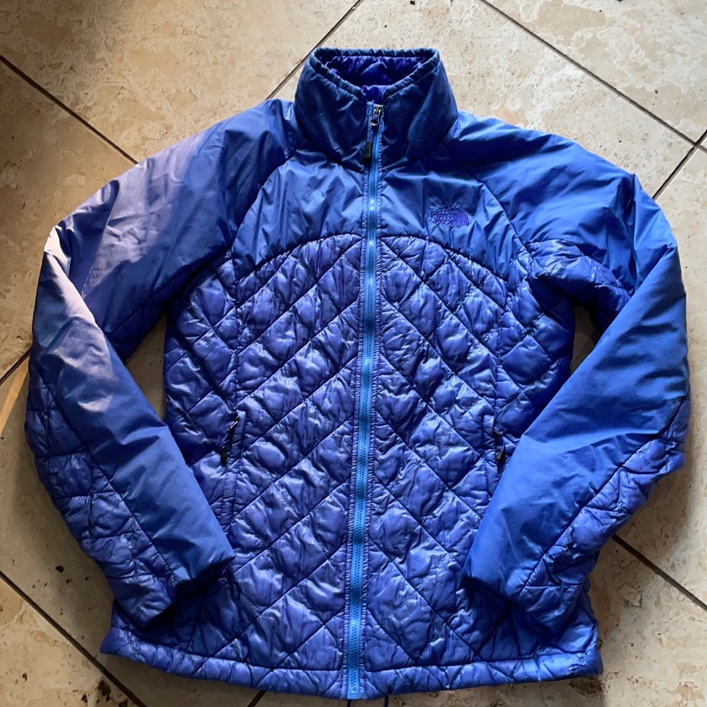 North Face woman’s small light puffer coat.